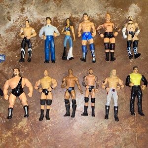 WWE/WCW ACTION FIGURES W/ACCESSORIES
